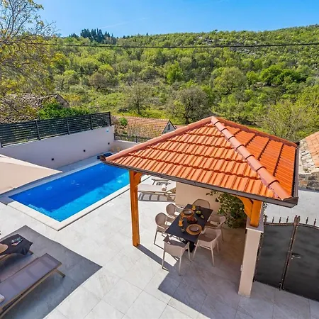וילה Charming Perina With Private Heated Pool
