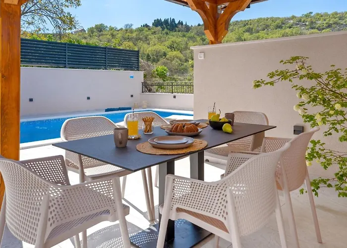 Charming Perina With Private Heated Pool Tugare