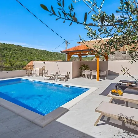 Charming Perina With Private Heated Pool וילה