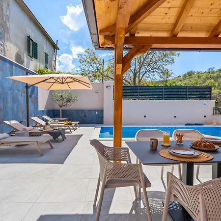 Charming Perina With Private Heated Pool וילה